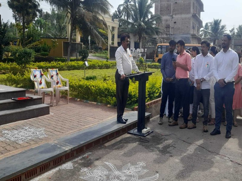 The photograph captures the Independence Day celebration at Mysuru Royal Institute of Technology (MRIT), Mandya. Honourable Trustee Dr. Ramalingaiah S